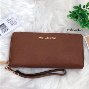 🌸EUC Michael Kors Jet Set Travel Wallet